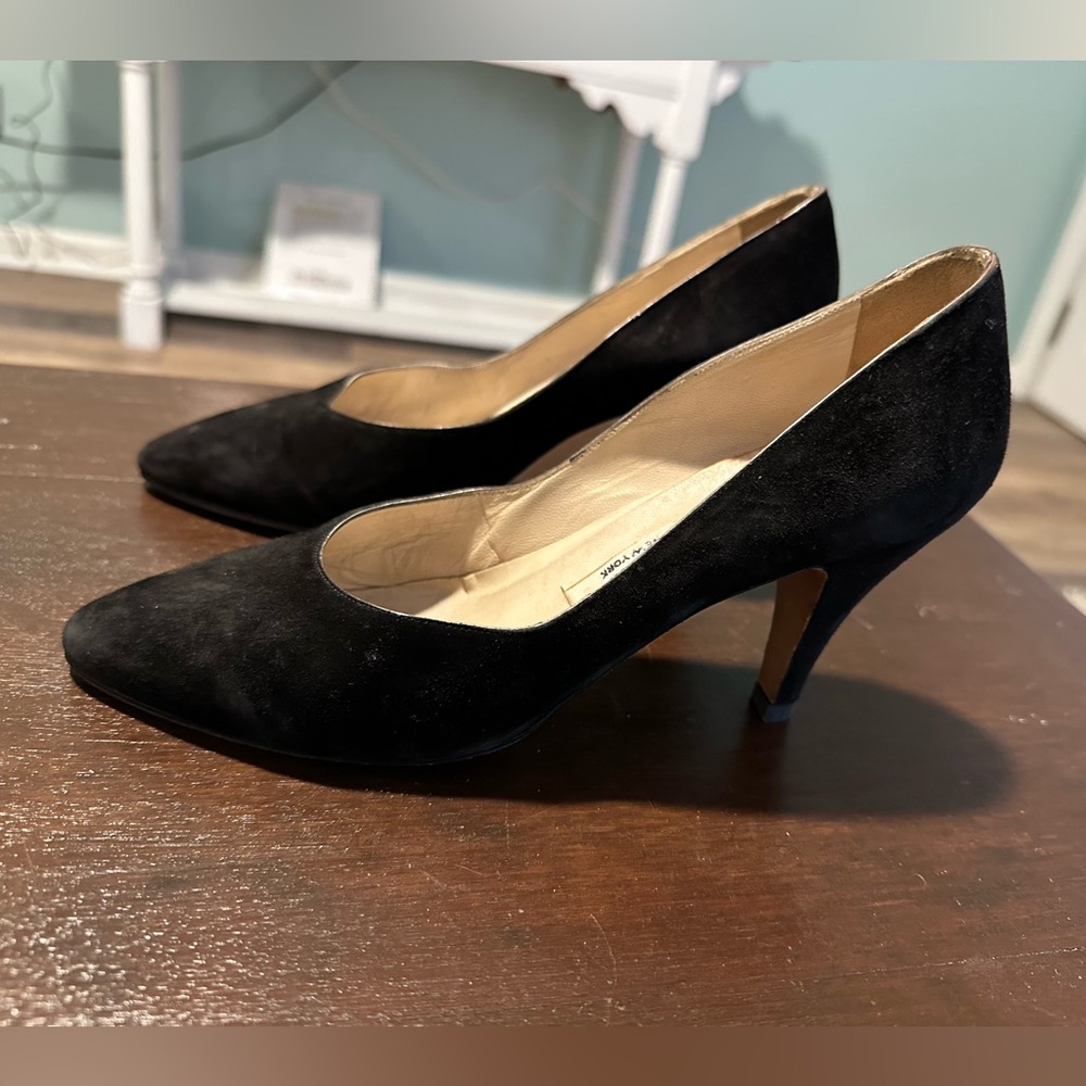 *** Vintage Manolo Blahnik Size 38 Elegant Black Women's Suede Heels